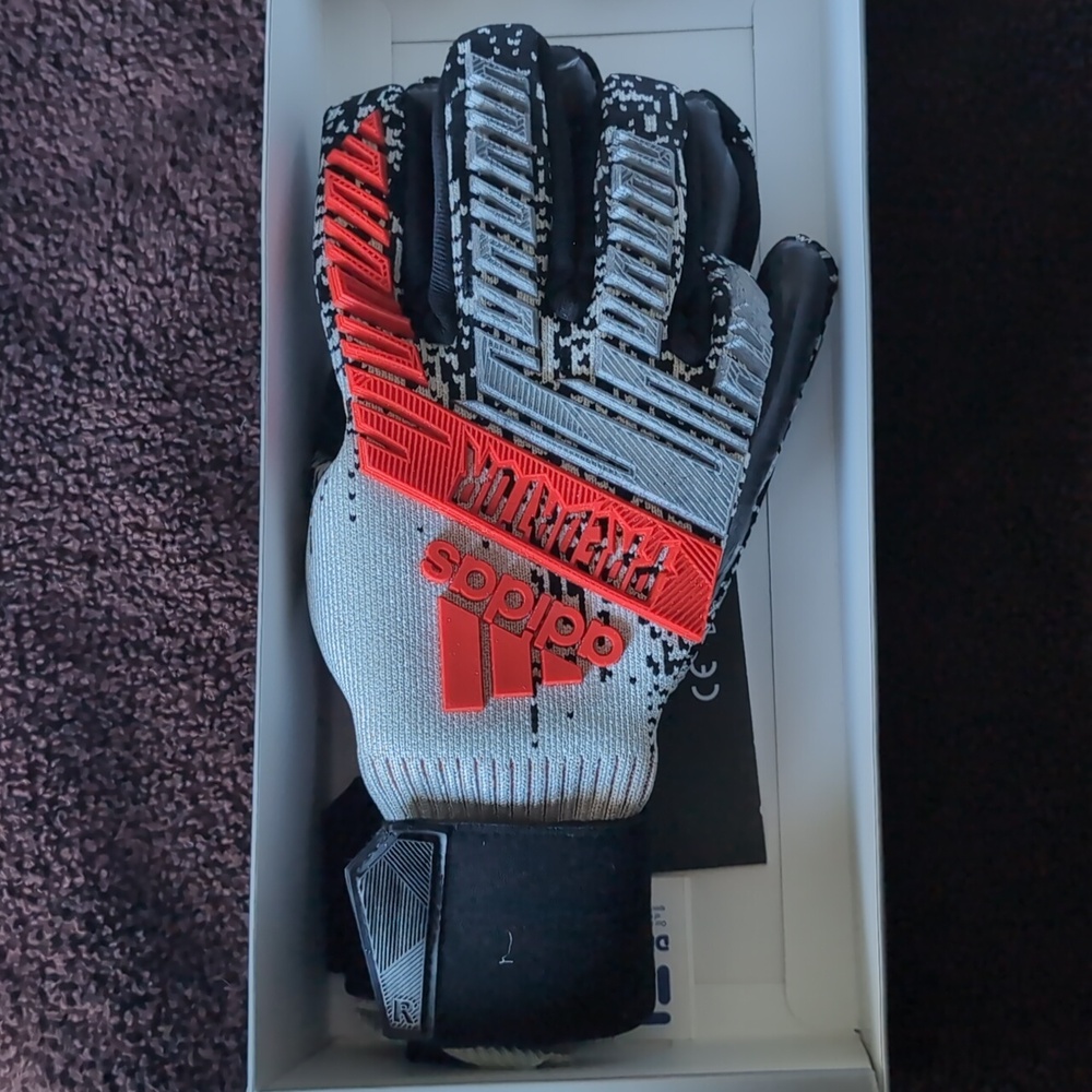 Adidas predator PRO soccer goal keeping gloves